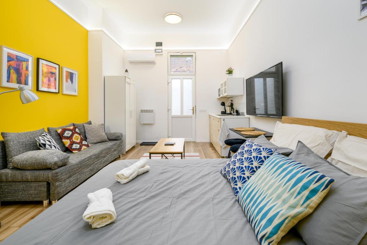 Stylish Yellow Suite In The Heart Of ブダペスト エクステリア 写真