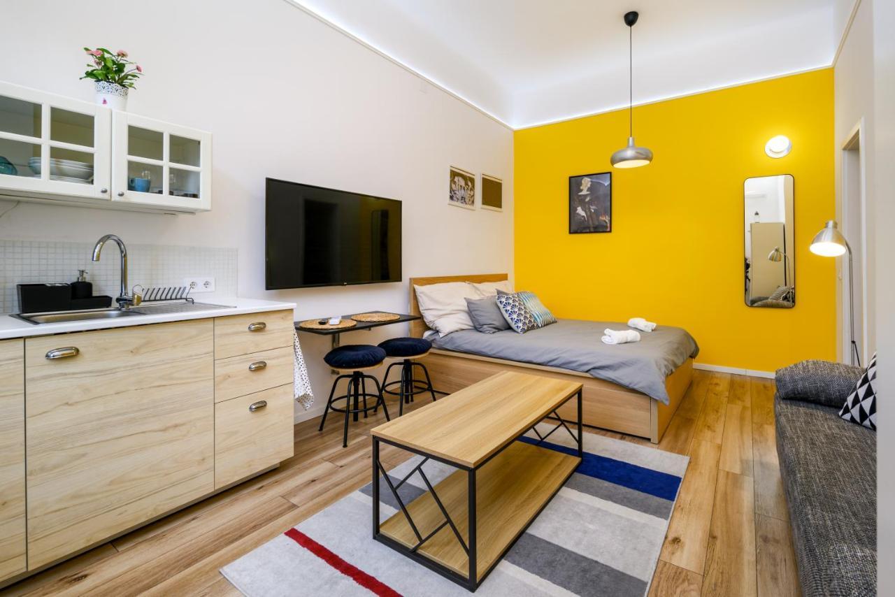 Stylish Yellow Suite In The Heart Of ブダペスト エクステリア 写真