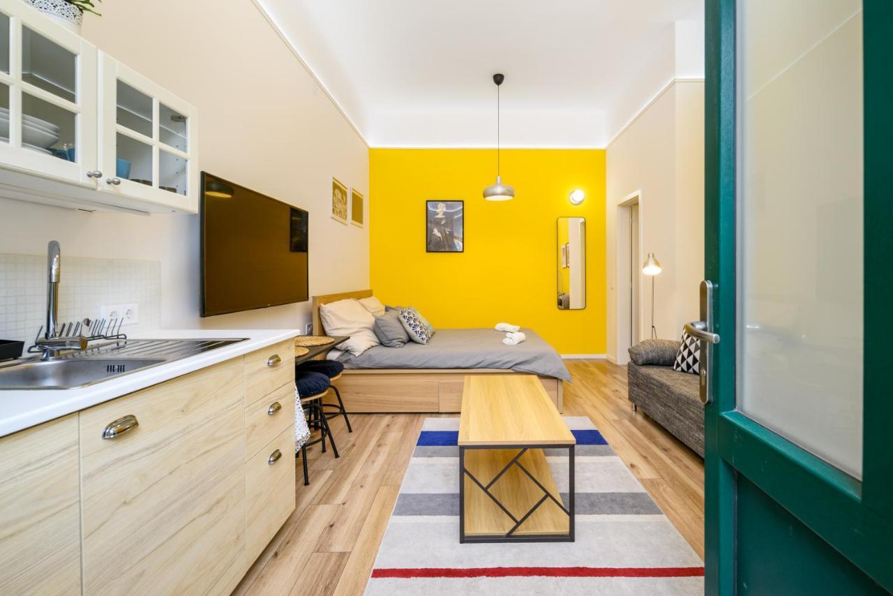 Stylish Yellow Suite In The Heart Of ブダペスト エクステリア 写真